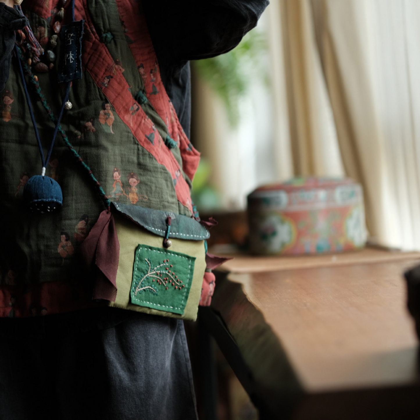 Sac bandoulière vintage patchwork brodé à la main